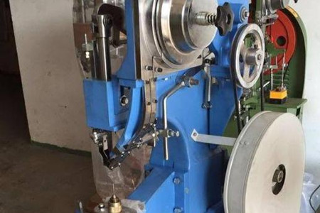 購(gòu)買氣液增壓鉚釘機(jī)時(shí)主要看哪些方面？